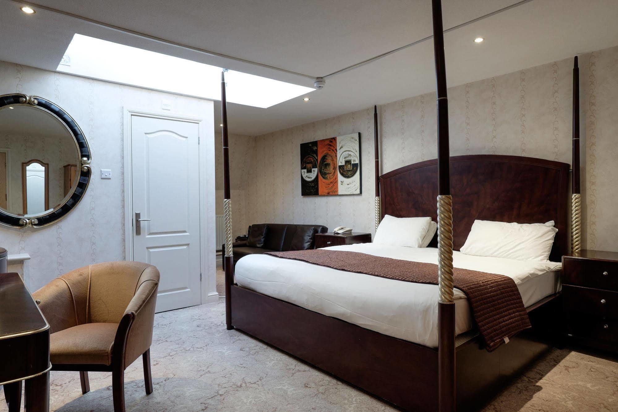 The Cathedral Hotel ลิชฟิลด์ ภายนอก รูปภาพ